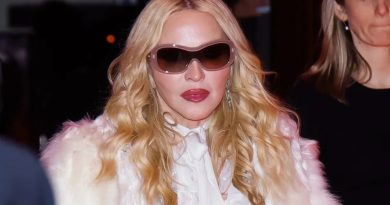 The Madonna Coachella reunion became one of the most talked-about moments of 2026 after the global pop icon reunited with actress Geena Davis during the iconic music festival. The unexpected encounter, which took place during Coachella weekend two, instantly sparked nostalgia among fans and reignited interest in one of Hollywood’s most beloved sports films.